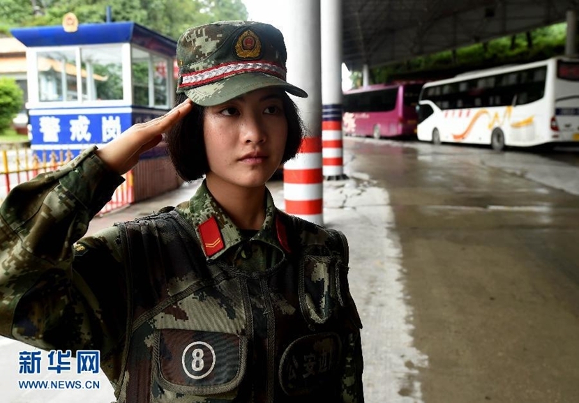 “竹签扎嘴 帽子蒙头旋转 提腿倒立”，家长反映女幼师虐童；警方已调取监控，称案件正在办理  